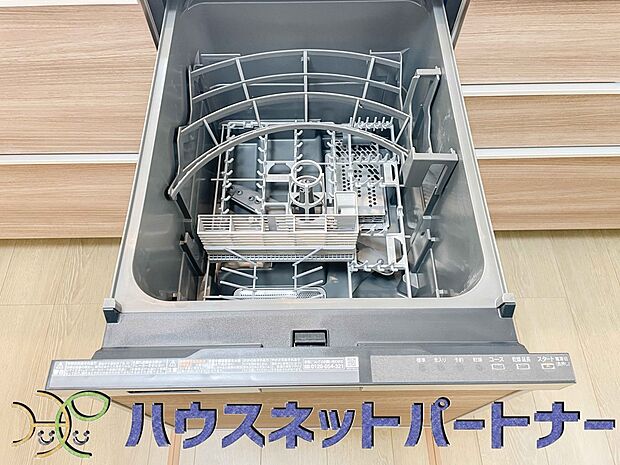 食器洗いのわずらわしさから開放してくれる嬉しい設備。後片付けの手間を減らし奥様の時間を有効活用できます。お湯と洗剤を使う機会が少なくなるため、手荒れ防止にも。