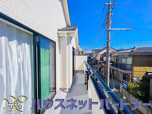 青い空が近くに感じるバルコニーは、爽やかな風をお部屋へ運んでくれます。