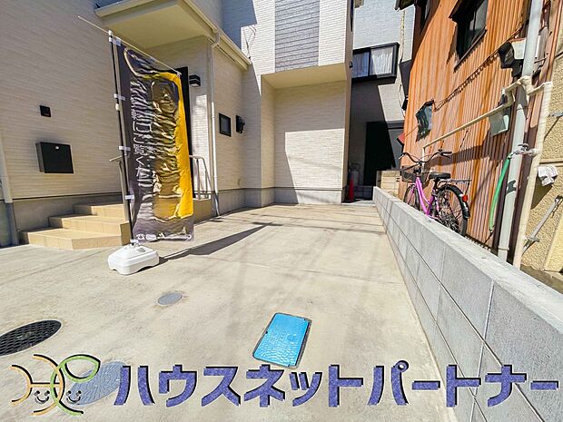 玄関横に駐車場なのでお買い物をした後は楽にお家へ。沢山お買物した時は助かりますね。