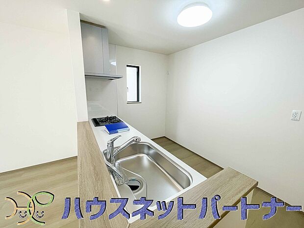 家族の様子を見ながらキッチンでお料理。一日の出来事を会話しながらの家事は嬉しいコミュニケーション。