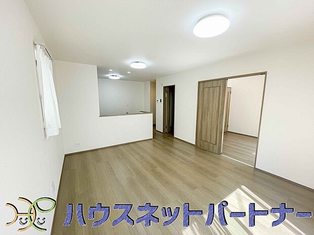 リビングは、食事スペースと寛げる場所設けてもまだ余裕の広さ。明るい光が照らしてくれます。