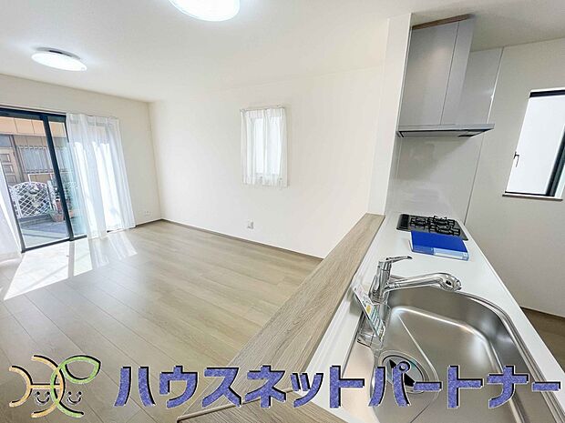 明るく開放的なオープンキッチン。家族とのコミュニケーションが取りやすく、みんなの笑顔が溢れます。