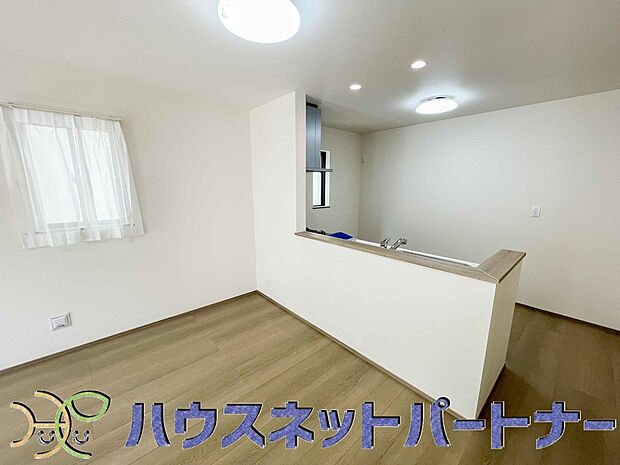 カウンターキッチンなら、リビングで遊ぶ子供の様子を見ながら料理ができるので安心です。料理を運んでもらったり、子供にお手伝いしてもらいやすいのもいいですね♪