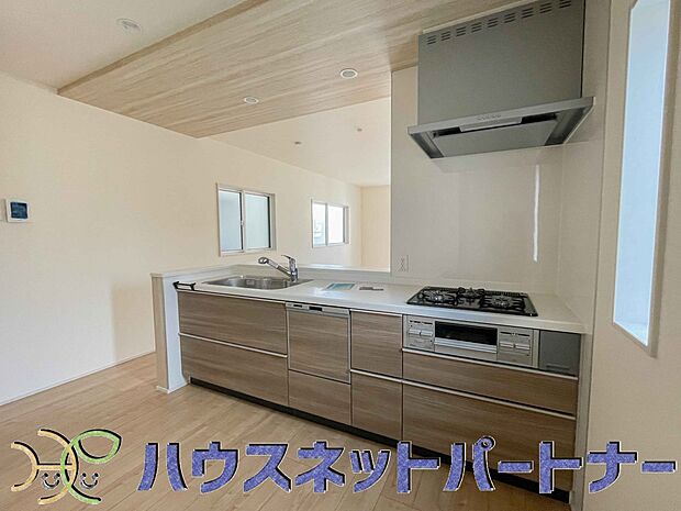 カウンターキッチンは広くて収納力もあるので、快適に料理をすることができます。食器や炊事用具を手の届くところに配置しやすいため調理もスピーディーです。