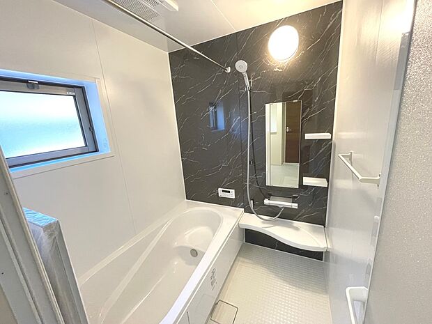 高級感溢れるカラーと大きさ・柔らかな曲線で構成された半身浴も楽しめるバスタブが心地よさをもたらします。