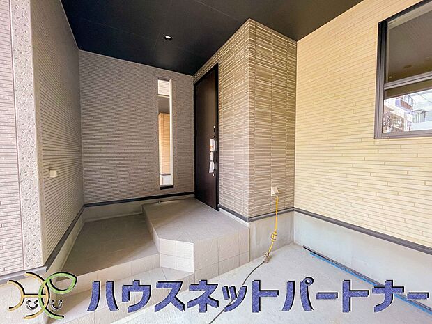 玄関の扉を開けるとそこは家族の待つお家。笑い声が聞こえてきそう。