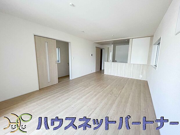 太陽の光が照らす明るいリビングは、開放感があり通風・採光に優れ、心地よい光と風が舞い込んできます。心休まるリビングは何よりも快適な時間を過ごせます。