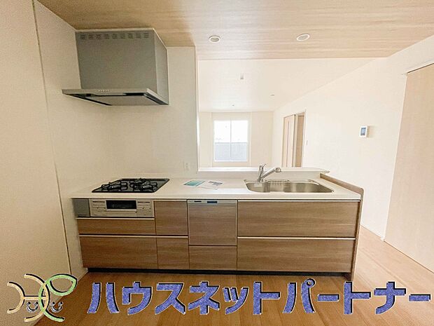 木目調のキッチンは落ち着いた雰囲気で収納もたくさん。嬉しい食洗器付です。汚れも目立ちません。