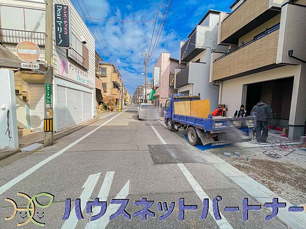 前面道路の日当たりの良い明るいお家。