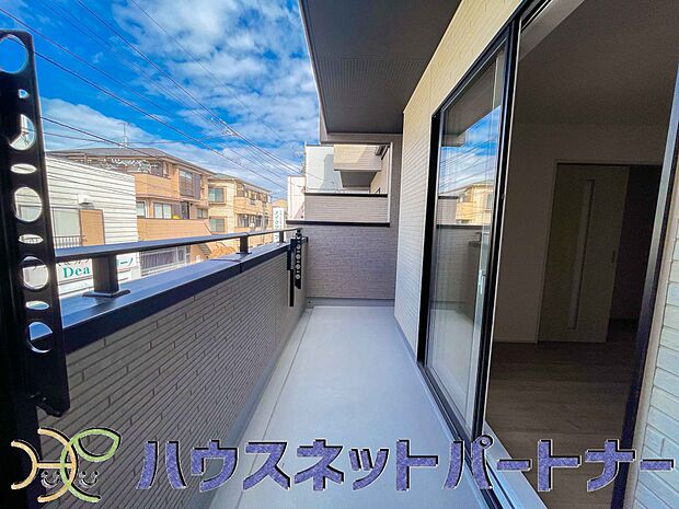 朝の澄んだ空気や、夕方に吹く清々しい風を五感で感じられるバルコニー。住まいの中で唯一屋外にあって、本当の自然を感じられるスペースです。