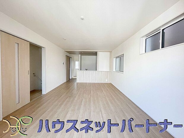 リビングは、食事スペースと寛げる場所設けてもまだ余裕の広さ。明るい光が照らしてくれます。