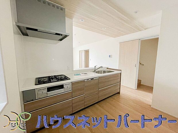 三口コンロで料理の幅を拡げてくれる使いやすいシステムキッチンを採用。洗い場も大きいので野菜や食器を洗ったりする際にも捗り、奥様の強い味方となってくれるはずです。