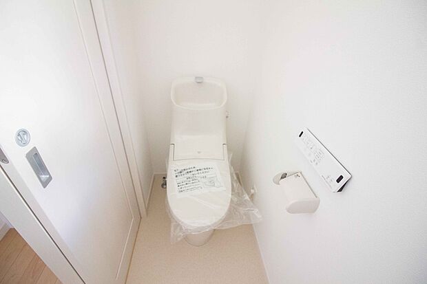 快適な生活を送るための必須アイテムとなった洗浄機能付トイレ。おしり洗浄、ビデ洗浄、暖房便座の3つの機能を標準装備しています.