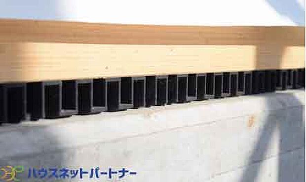 基礎と土台を絶縁することで、腐朽菌や、シロアリの被害を未然に防ぎ、建物の耐久性や建材の持つ性能を十分に発揮させます。キソパッキンロングを通して、基礎全周から床下内へ自然の風を送り込みます