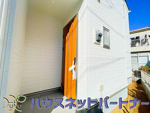 玄関の扉を開けるとそこは家族の待つお家。笑い声が聞こえてきそう。