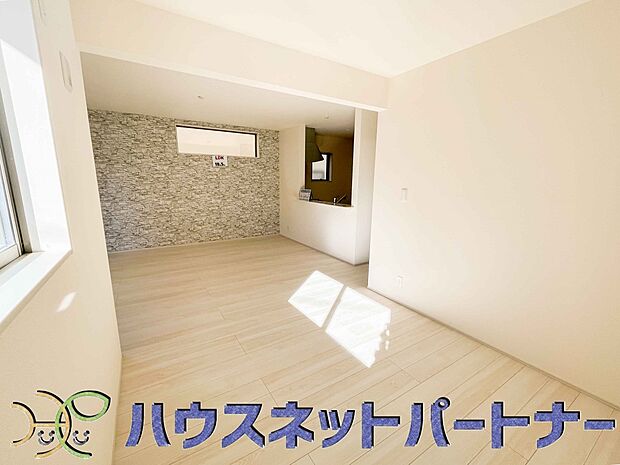 太陽の光が照らす明るいリビングは、開放感があり通風・採光に優れ、心地よい光と風が舞い込んできます。心休まるリビングは何よりも快適な時間を過ごせます。