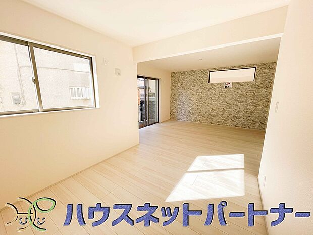 整然とした空間演出、快適な理想の暮らしの実現は家のみの拘りではなく、そこで暮らす方々にとって素敵な環境であることも挙げられると思います。四季折々の変化が奏でる鼓動を楽しんで下さい。