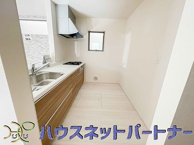 カウンターキッチンは広くて収納力もあるので、快適に料理をすることができます。食器や炊事用具を手の届くところに配置しやすいため調理もスピーディーです。