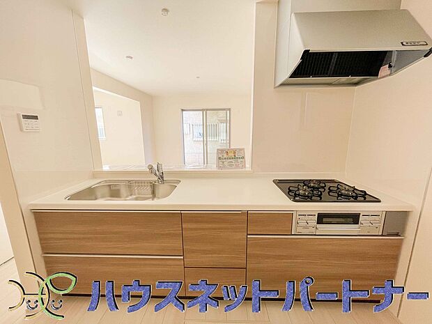 人工大理石のワークトップやシンクは、水を流しただけできれいになったように見えます。白いキッチンは明るく清潔感があり、とっても素敵です。