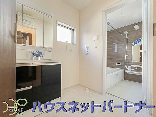 家の中でも特にプライベートスペースとなる洗面所は、洗濯場所と浴室を同じ空間でまとめております。小窓を設置しておりますので、熱気などが籠りやすい空間でちょっとした空気の入れ替えを。