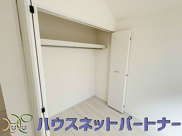 壁面クローゼットのメリットは、衣類が横一列に並ぶためひと目で洋服が選びやすいこと。衣類をたくさんお持ちの方も、限られたスペース内に無理なく収納することができます。