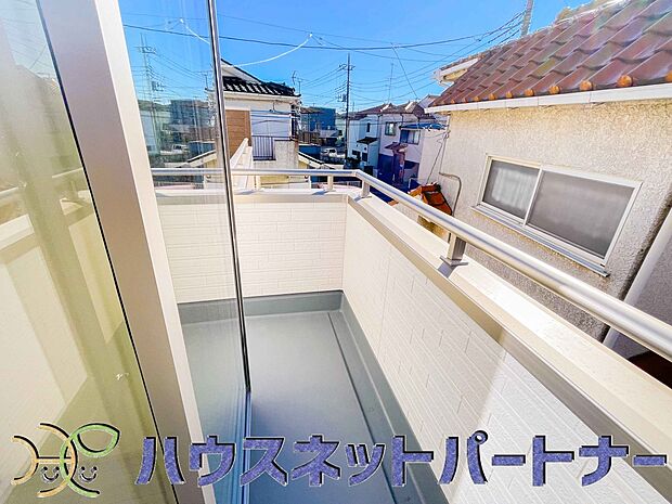 青い空が近くに感じるバルコニーは、爽やかな風をお部屋へ運んでくれます。