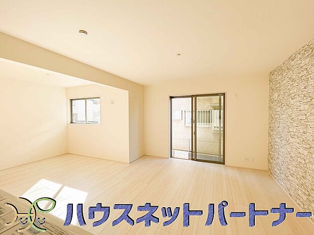 キッチン吊戸棚を無くす事によって、コミュニケーションを重視した設計に致しました。区画によって変わる一体感を、実際にご覧になって頂けましたらと思います。