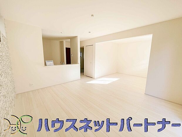 カウンターキッチンなら、リビングで遊ぶ子供の様子を見ながら料理ができるので安心です。料理を運んでもらったり、子供にお手伝いしてもらいやすいのもいいですね♪