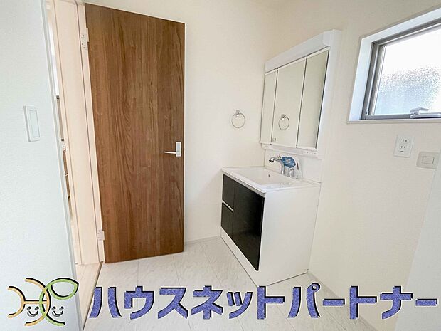 毎日使う洗濯機。しっかりと奥行きのある置き場が確保されています。