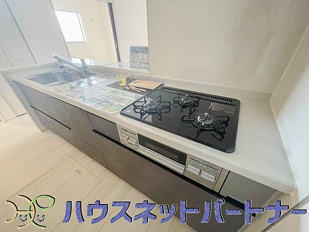 三口コンロで料理の幅を拡げてくれる使いやすいシステムキッチンを採用。洗い場も大きいので野菜や食器を洗ったりする際にも捗り、奥様の強い味方となってくれるはずです。
