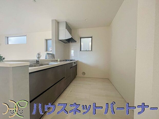 カウンターキッチンは広くて収納力もあるので、快適に料理をすることができます。食器や炊事用具を手の届くところに配置しやすいため調理もスピーディーです。