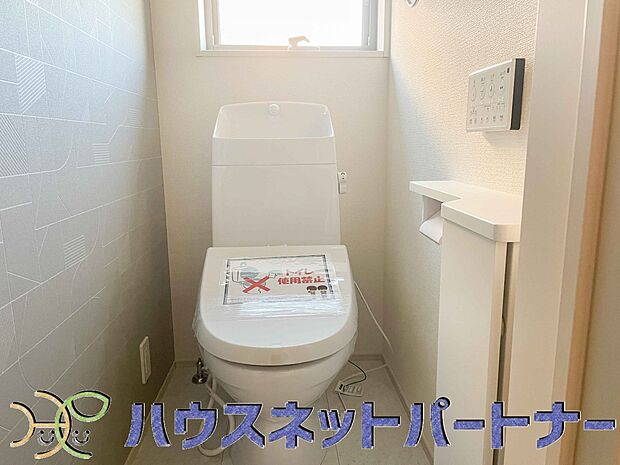 小窓を設置する事により明るく、通気性の良いトイレとなっております。中はゆとりのある大きさを確保しておりますので、ゆったりとお使い頂けます。 