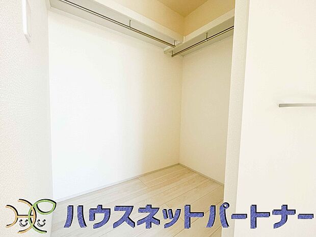 ウォークインクローゼットのメリットは、衣類の他、バッグやアクセサリーなど、身につけるものを一部屋に集めて管理できること。必要なときに見つけやすいですよ