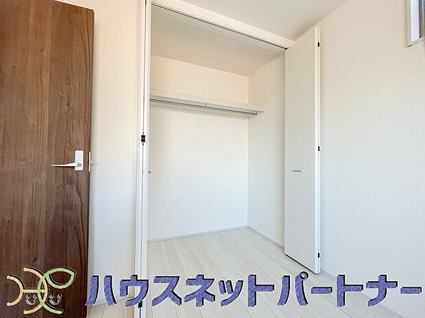壁面クローゼットのメリットは、衣類が横一列に並ぶためひと目で洋服が選びやすいこと。衣類をたくさんお持ちの方も、限られたスペース内に無理なく収納することができます。