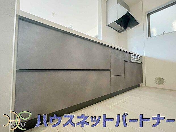 カウンターキッチンは広くて収納力もあるので、快適に料理をすることができます。食器や炊事用具を手の届くところに配置しやすいため調理もスピーディーですよ♪