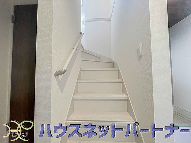 手すりがないと階段の昇り降りで危険なことはもちろん、壁に手をつきながら歩くことで壁紙が汚れやすくなります。すべての方に安心して昇り降りしていただくため、手すりを設置しました。