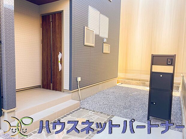 宅配ボックス。好きな時間にいつでも荷物を受取れるため、到着時間を気にして自宅で待機したり、再配達の連絡をする手間がかかりません。共働きなど不在が多い方、ネット通販の利用が多い方に大変便利。