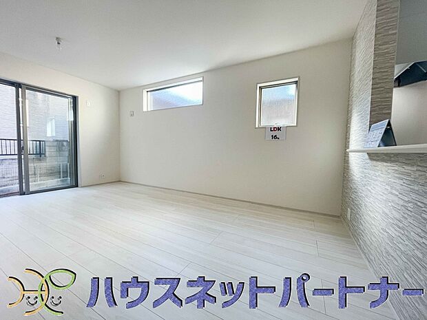 整然とした空間演出、快適な理想の暮らしの実現は家のみの拘りではなく、そこで暮らす方々にとって素敵な環境であることも挙げられると思います。四季折々の変化が奏でる鼓動を楽しんで下さい。