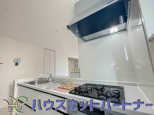 三口コンロで料理の幅を拡げてくれる使いやすいシステムキッチンを採用。洗い場も大きいので野菜や食器を洗ったりする際にも捗り、奥様の強い味方となってくれるはずです。