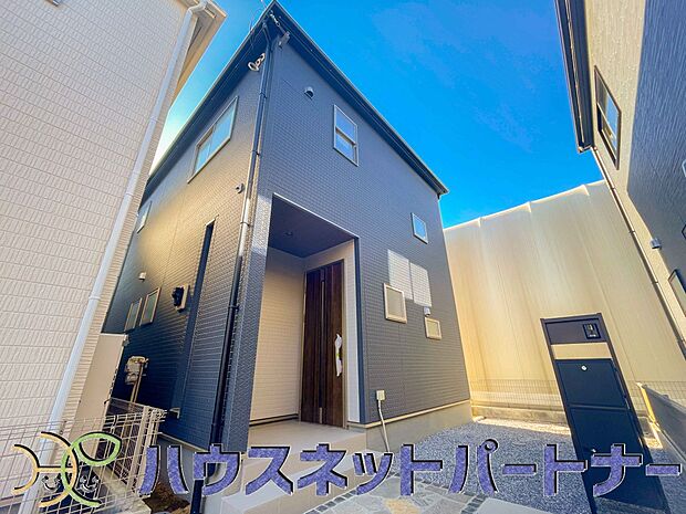 堂々たる趣ながら、主張し過ぎずどこか余裕を感じさせるシャープなフォルムで佇む邸宅は、晴天の空と照らし合わせる事で、本来あるべき完成形の姿を見せてくれます。