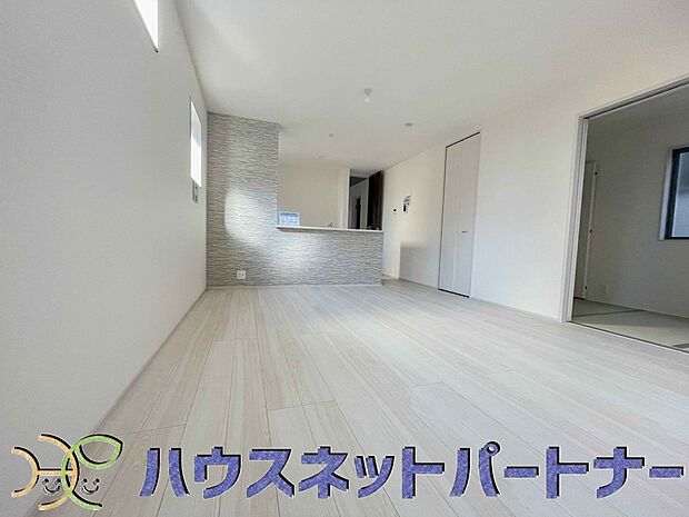 リビングは、食事スペースと寛げる場所設けてもまだ余裕の広さ。明るい光が照らしてくれます。