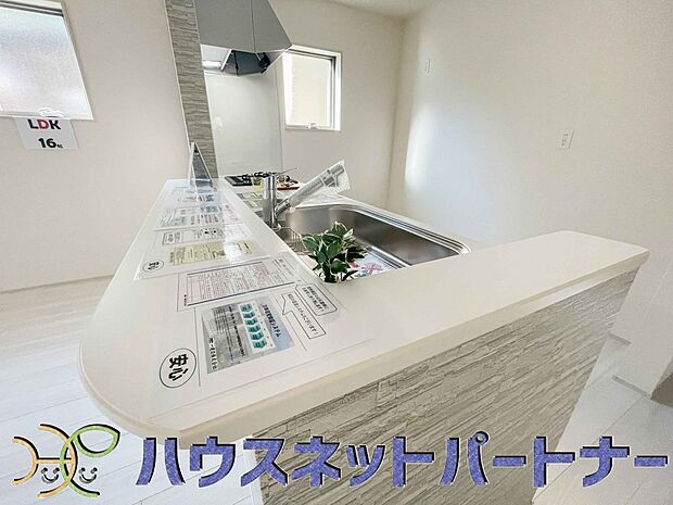 キッチン吊戸棚を無くす事によって、コミュニケーションを重視した設計に致しました。区画によって変わる一体感を、実際にご覧になって頂けましたらと思います。 