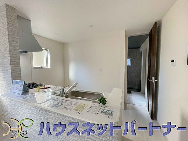 忙しい朝でも家族揃って食事をして頂ける、ゆとりある大きさのダイニングスペース。奥様の手料理をカウンター越しに受けとって頂き、テーブルで囲む素敵な時間を存分にお愉しみ下さい。