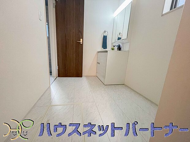 広い脱衣所、洗面台も大きなサイズを設置。建売では見ない広さと解放感。