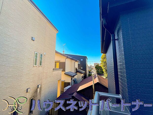 周辺は高い建物が無く、解放感が感じられます。