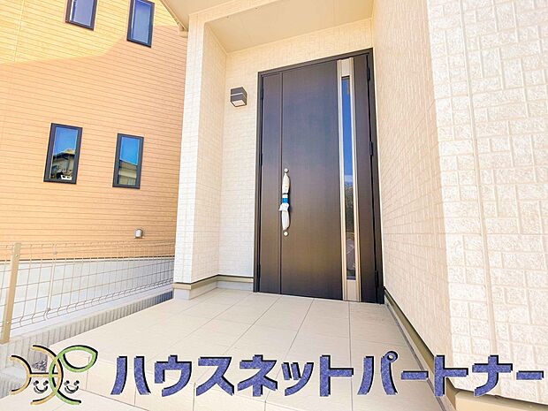 玄関前に季節のお花を置いて可愛く演出してみてはいかがですか。楽しいお家造りが待っています。