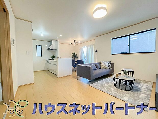 太陽の光が照らす明るいリビングは、開放感があり通風・採光に優れ、心地よい光と風が舞い込んできます。心休まるリビングは何よりも快適な時間を過ごせます。