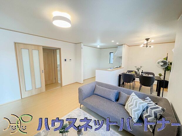 太陽の光が照らす明るいリビングは、開放感があり通風・採光に優れ、心地よい光と風が舞い込んできます。心休まるリビングは何よりも快適な時間を過ごせます。