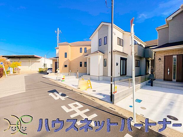 前面道路でお車を駐車するのも楽々。