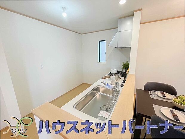 明るく開放的なオープンキッチン。家族とのコミュニケーションが取りやすく、みんなの笑顔が溢れます。